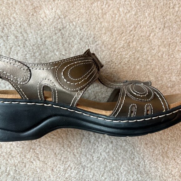 Clarks Women's Sandals Size 9 Bronze Metallic Leather Wedge slide 15260 - Picture 6 of 10